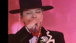 ‘아이 갓 더 파워’ 지드래곤에 정상들 휴대폰 찰칵…“‘케데헌’ 진우네”