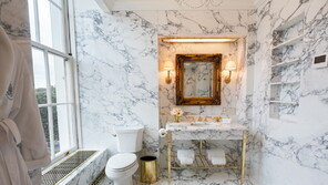 트럼프, 백악관 욕실 리모델링 사진 공개…“대리석에 금빛으로 반짝“