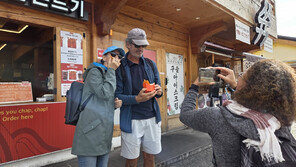 ‘K-디저트’에 푹 빠진 외국인 관광객…‘경주 십원빵’ 등 인기