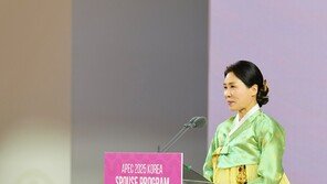 金여사, APEC 자원봉사자 만나 “韓 대표하는 최고의 ‘민간 외교관’”