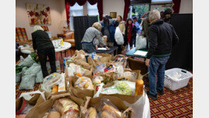 한달 넘겨 최장 치닫는 美 셧다운… 무료 음식 대기 긴 행렬