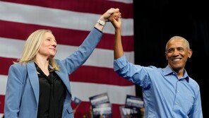 美 지방선거전에 뛰어든 오바마… “민주당 구심점” vs “영향력 의문”