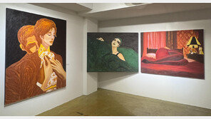 화려한 무대 아래서 인연을 그리다