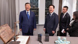 李, 샤오미폰 선물에 “보안 되나” 시진핑 “백도어 있나 보라” 서로 농담