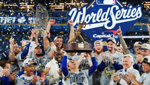 선발승 다음날, 9회말 또 구원등판… ‘낭만야구’ WS 찢었다