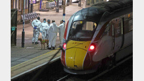 英 열차서 ‘흉기 난동’ 9명 중태… 경찰 “테러수사”