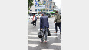 언젠가 우리 모두 ‘길 위의 느린 보행자’가 된다 [이미지의 포에버 육아]
