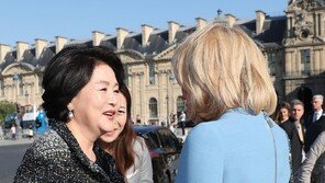 검찰, 김정숙 여사 ‘옷값 의혹’ 경찰에 재수사 요청