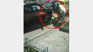 女운전자 만만히 봤다 혼쭐…차에 깔린 강도들 “살려줘”