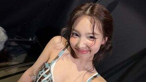 트와이스 나연, 과감 노출 무대 의상…볼륨감에 상큼 미소까지