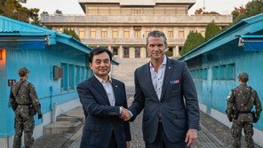 헤그세스 美국방, 방한 첫 일정으로 JSA 찾아 안규백과 악수