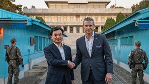 JSA 처음 찾은 헤그세스 “南北 마을 이렇게 가까운 줄 몰랐다”