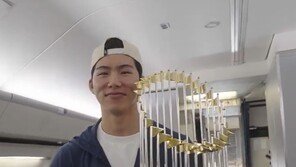 WS 우승 트로피 든 김혜성… 7억원 수준 보너스 받을듯