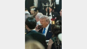 4200만명 보조금 끊겼는데… 트럼프는 마러라고 호화파티