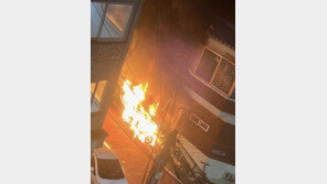 새벽 수원 다세대주택 앞 주차된 오토바이 화재…12명 대피