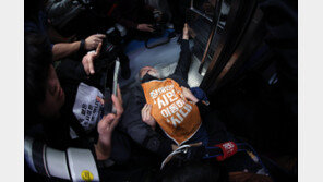 ‘전장연 탑승 시위’로 1호선 서울역 상하행선 무정차 통과