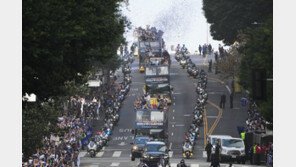 ‘25년 만에 WS 2연패’ 다저스, 성대한 우승 퍼레이드…“3연패 가자!”