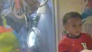 부모 자리 비운 사이…인형 뽑기 안에서 발견된 4세 아이