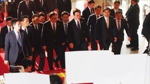 李대통령 보자 “범죄자” “재판 받으라”…국힘 보이콧 시위