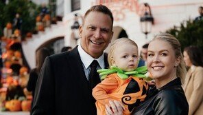 “환갑 남편 얼굴 실화냐”…28세 백악관 대변인 SNS에 궁금증 폭발