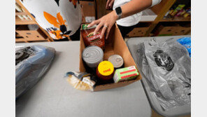 “양복 입고 핫도그 판다”…급여 끊긴 美 공무원, 거리로 나섰다