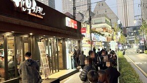 “정기 받으러 왔어요”…젠슨황 성지된 깐부치킨, 여전히 인산인해