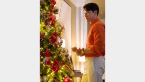 ♥손예진 남편 현빈, 곰 인형 품은 ‘로맨틱 겨울 화보’ 공개