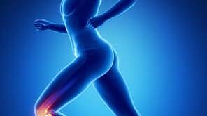 무릎 골관절염, 쉬면 통증 더 심해져…가장 효과적 운동은?