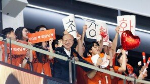 김승연 회장, 이글스에 오렌지색 휴대폰…임직원 수험생 자녀엔 21년째 선물