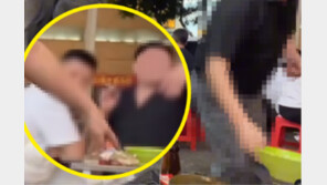“이쪽으로 와, 라면 사줄게”…韓 관광객 음식 빼앗은 中 남성