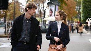 ‘미드나잇’ 지나 ‘럭키데이’… 다시 파리에 간 우디 앨런