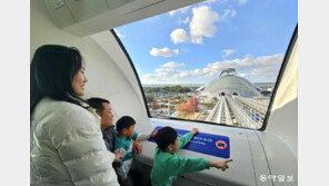 “우와, 엄마아빠! 열차에서 바다가 보여요”