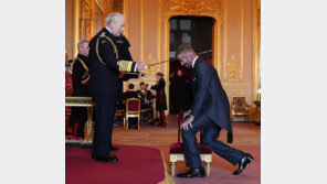 英 축구스타 베컴, 국왕에게 기사 작위 받아