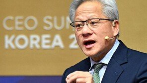 젠슨 황 “中, 에너지·규제 우위로 AI 경쟁서 美 앞지를 것”