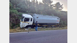 도랑 빠진 탱크로리, 운전자는?…다리밑서 숨진 채 발견