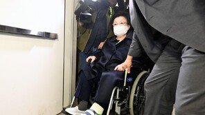 ‘금거북이 매관매직 의혹’ 이배용, 휠체어 타고 특검 출석…묵묵부답