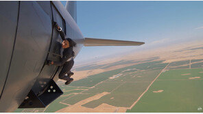 맨손으로 비행기 매달려…美유튜버, 톰 크루즈 스턴트 완벽 재현