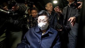 이배용, 취재진 피해 지하로 ‘도둑 출석’[청계천 옆 사진관]