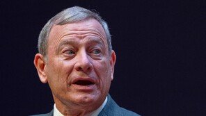 트럼프 관세 권한에…보수성향 美대법원장도 ‘갸웃’