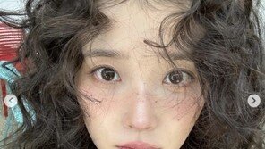 아이유, 민소매에 주근깨까지…팔색조 매력