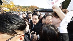 5·18묘지 찾은 장동혁에 “내란수괴 따까리”…결국 참배 못하고 묵념만