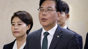 ‘배치기’ 송언석 “김현지가 뭐길래…與, 국감출석 막으려 온갖 꼼수”
