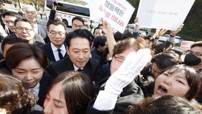 5·18민주묘지 찾은 장동혁, 시위대 반발에 참배 못하고 돌아서