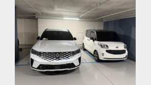지하주차장 경차 자리 2칸 점령한 SUV…항의 문자에 “고소하겠다” [e글e글]