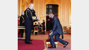 기사 작위 수여받은 베컴…배경음악으로 ‘골든’ 울려퍼졌다