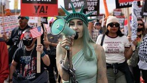 “트럼프 물러나라” 거리 나온 자유의 여신상