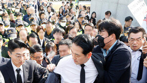 5·18묘역 찾은 장동혁, 시민단체 반발에 참배 못해