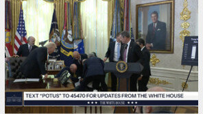 트럼프 백악관 행사 중 실신한 제약회사 임원…생중계도 중단