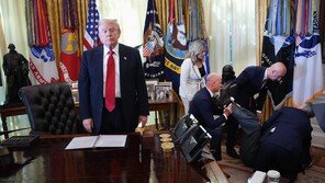 트럼프 발표 생중계중 제약사 임원 ‘쿵’…백악관서 무슨일?