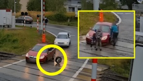 기차 코앞, 철도 건널목서 바퀴 빠진 차…‘슈퍼맨 경찰’이 밀어냈다